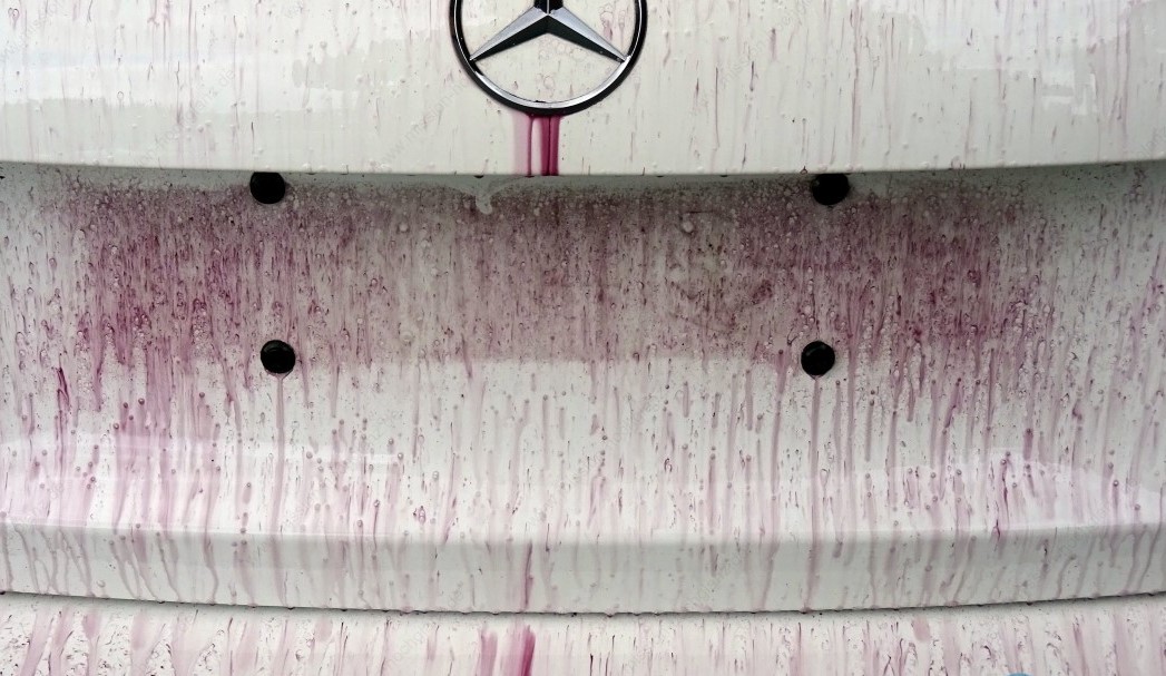 Fahrzeuglack mit Flugrostentferner reaktion